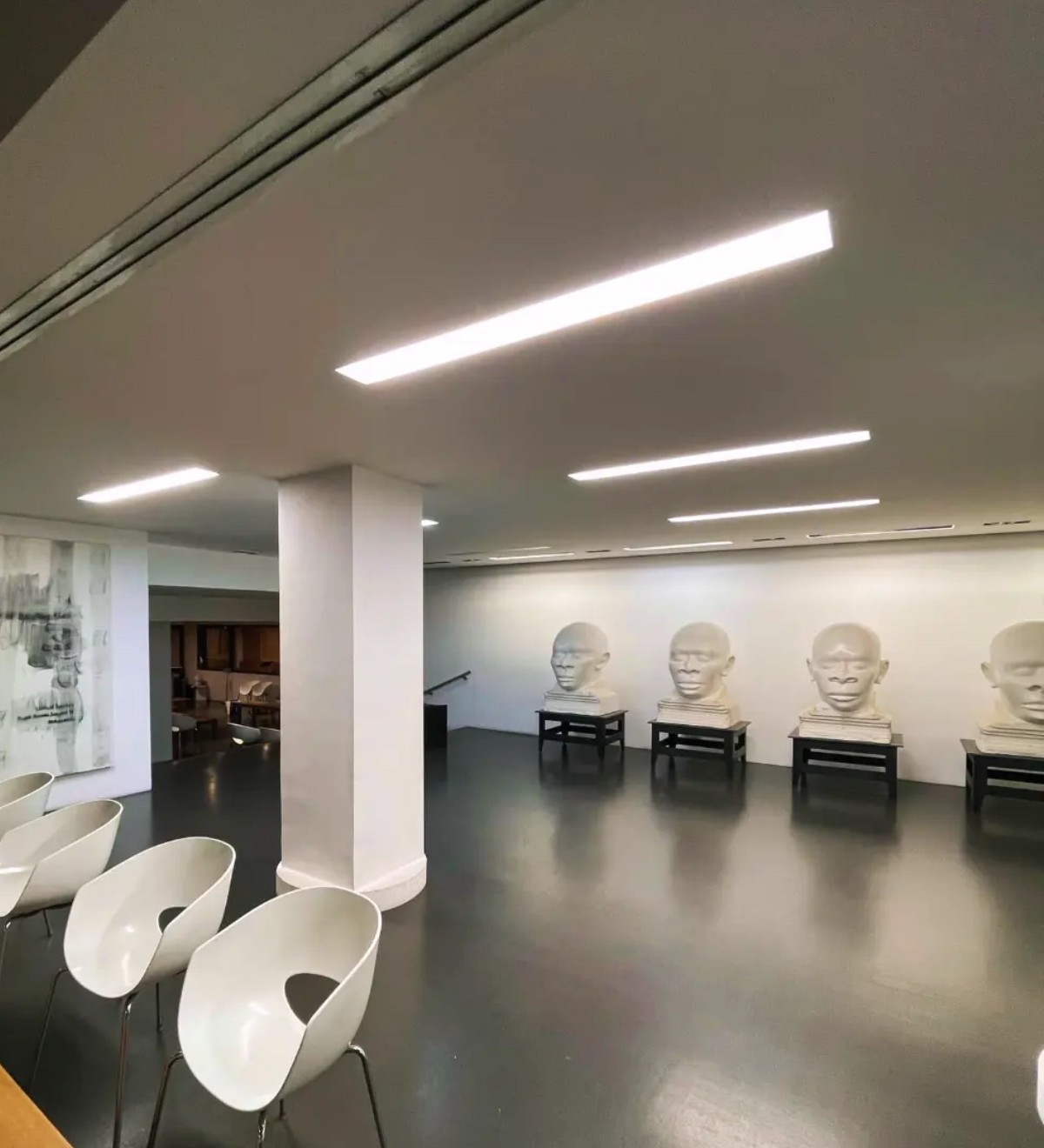 Salle d’attente de cabinet médical à Nice avec luminaires LED encastrés remis en service par NGN RÉNOV’