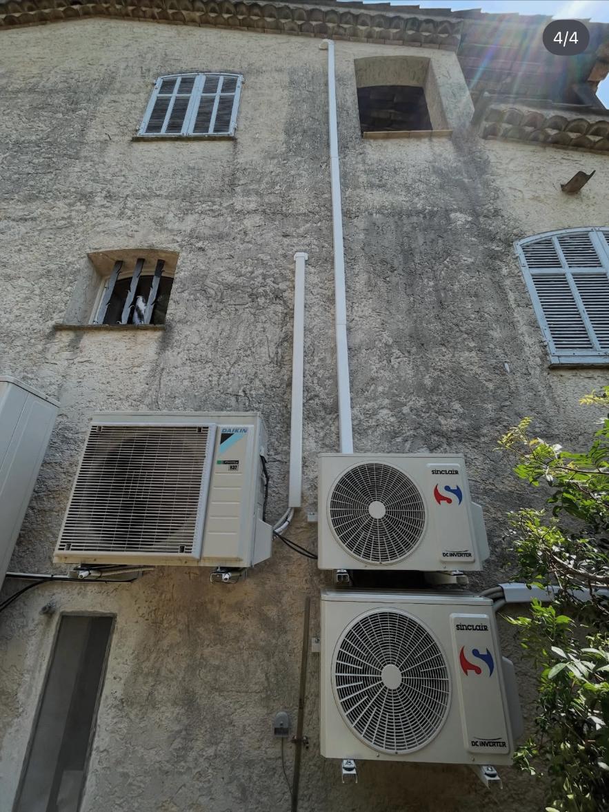 Groupes extérieurs Daikin et Sinclair sur une façade après installation