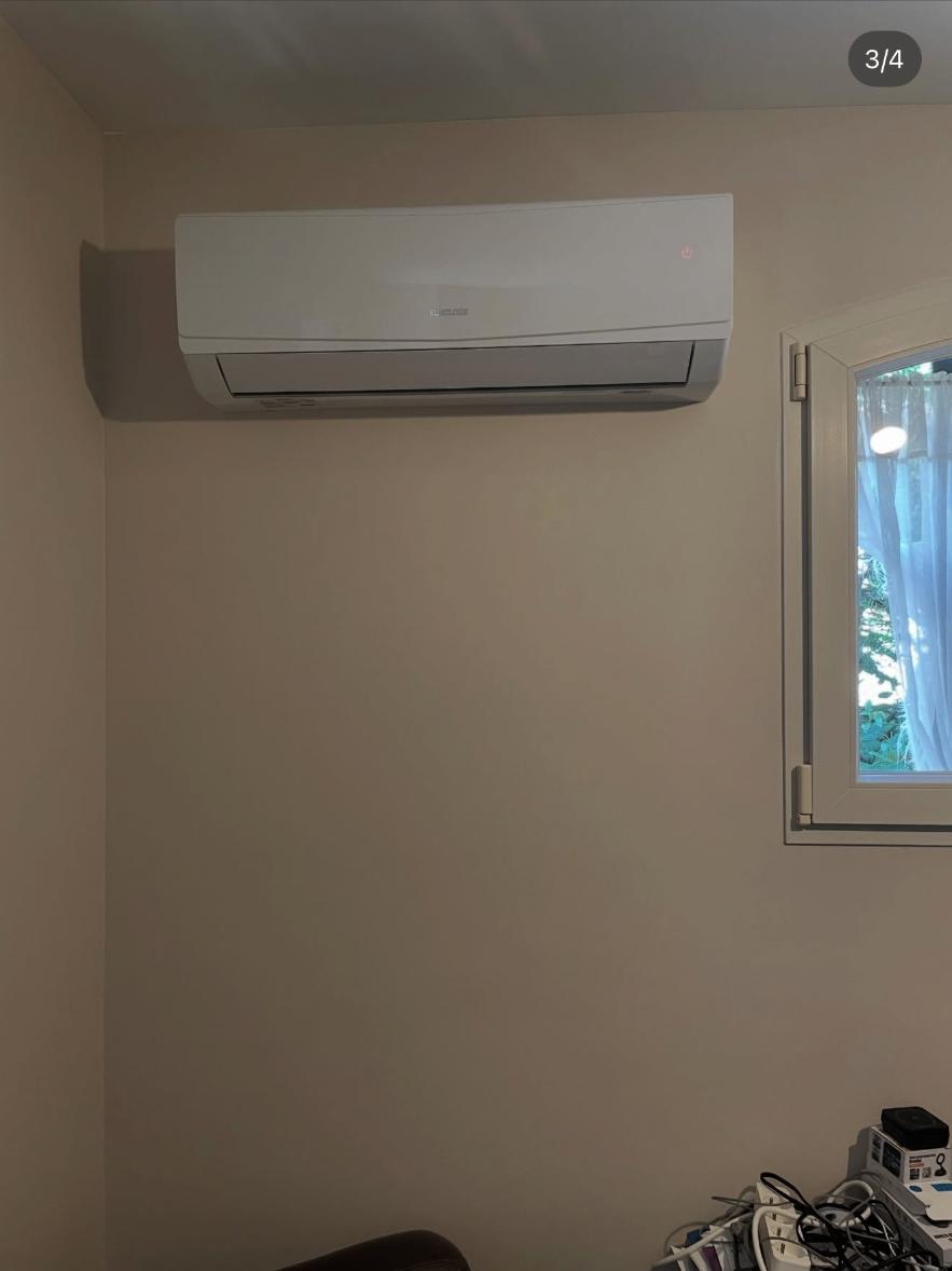 Climatiseur mural blanc posé dans un intérieur