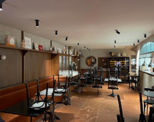Salle de restaurant avec installations lumineuses