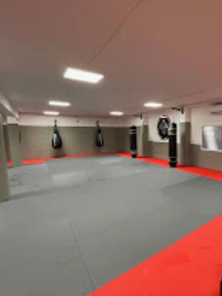 Espace sportif éclairé avec plafond et équipements